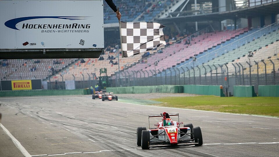 Zieleinfahrt zum Titel: Juri Vips sicherte sich in Hockenheim den Titel, Foto: ADAC Formel 4