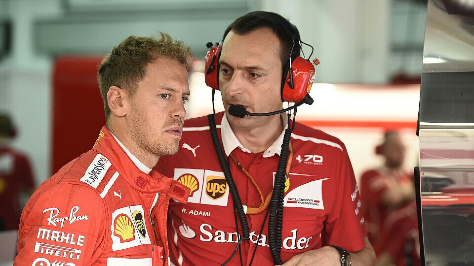 Sebastian Vettel mit seinem Renningenieur Riccardo Adami: Schlechte Technik-Nachrichten in Malaysia, Foto: Ferrari