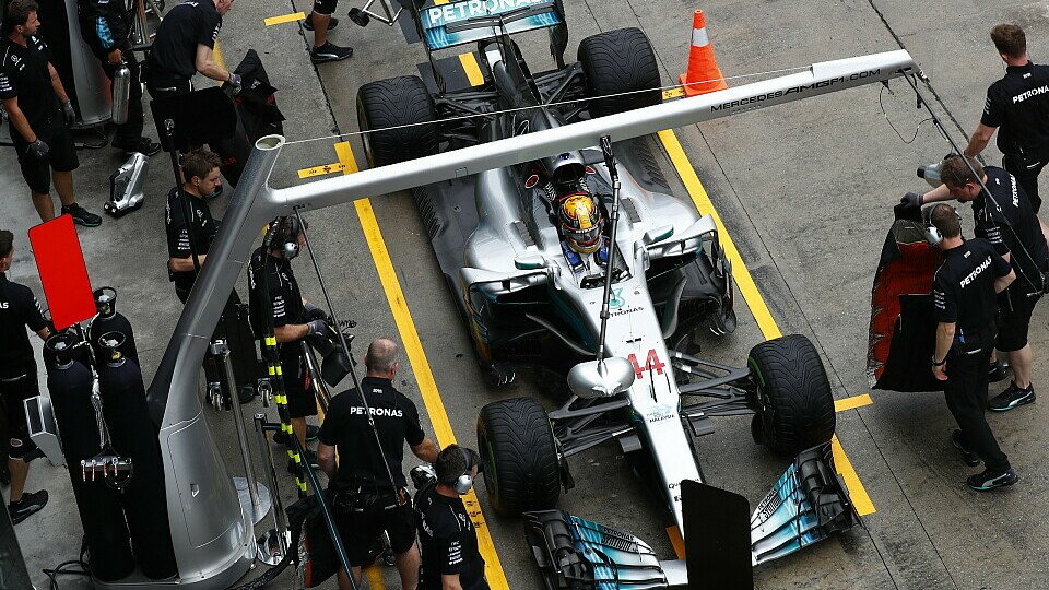 Lewis Hamilton ging schon in Malaysia auf das alte Paket zurück, Foto: Mercedes-Benz