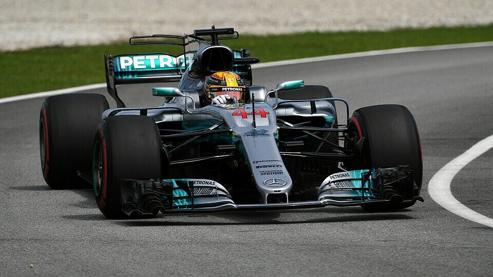 Mercedes-Pilot Lewis Hamilton startet in Malaysia von Pole, Foto: Sutton