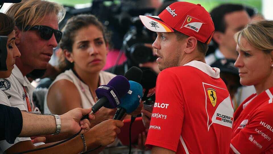 Ratlos aber optimistisch: Sebastian Vettel glaubt an seine Chance, den Malaysia GP noch zu gewinnen, Foto: Sutton
