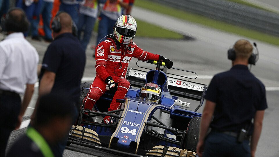 Sebastian Vettel kam nach dem Unfall auf dem Auto von Pascal Wehrlein zurück an die Box, Foto: LAT Images