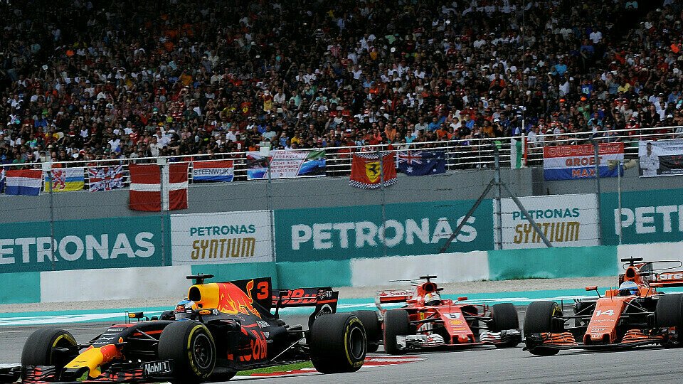 Hat Sebastian Vettel Platz drei gegen Daniel Ricciardo wegen Fernando Alonso verloren?, Foto: Sutton