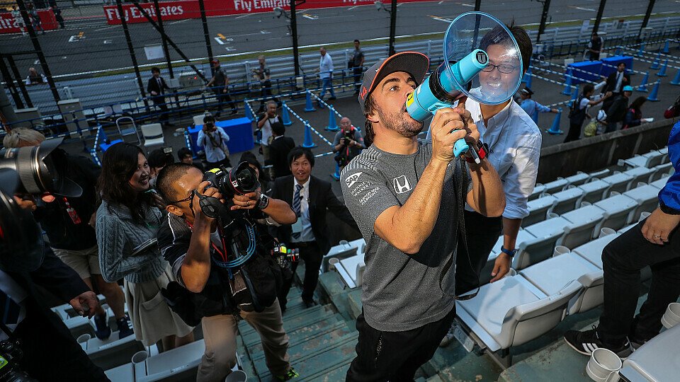 Verspricht Fernando Alonso hier den Japanern einen Sieg McLaren-Renaults 2018?, Foto: Sutton