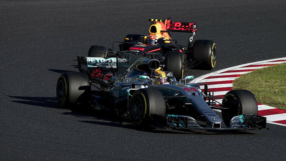 Lewis Hamilton ist davon überzeugt, dass Max Verstappen beim Japan GP eine Ecke schneller war, Foto: LAT Images