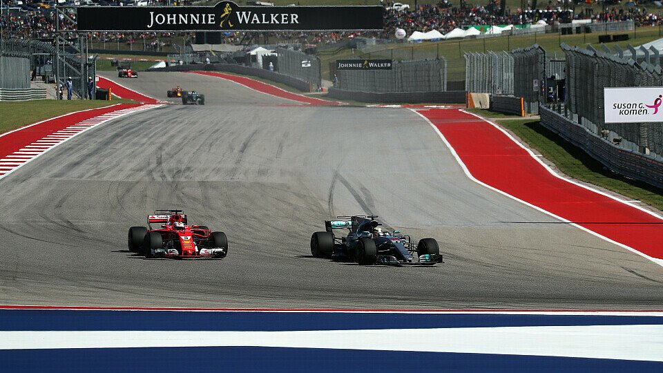 Sebastian Vettel ließ Lewis Hamilton in Austin die Tür ganz weit offen, Foto: Sutton