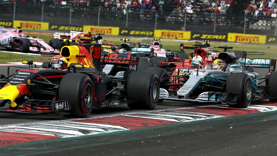 Sebastian Vettel krachte Lewis Hamilton in Mexiko kurz nach dem Start ins Heck, Foto: Mercedes-Benz