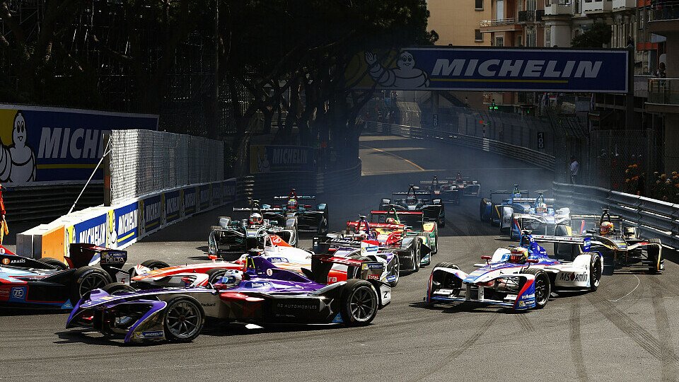 In der ersten Kurve verließen die Formel-E-Piloten in der Vergangenheit den Formel-1-Kurs, Foto: LAT Images