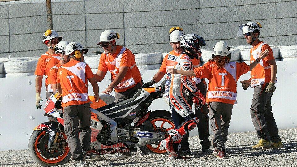 Marc Marquez' Honda musste nach dem Sturz geborgen werden, Foto: LAT Images