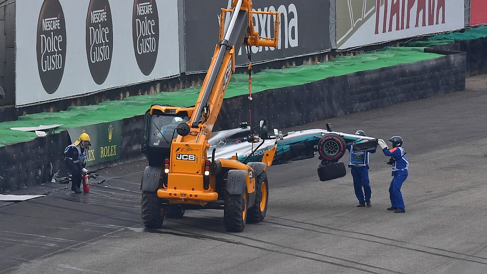 Lewis Hamilton flog im Qualifying zum Brasilien GP auf seiner ersten Runde ab, Foto: Sutton