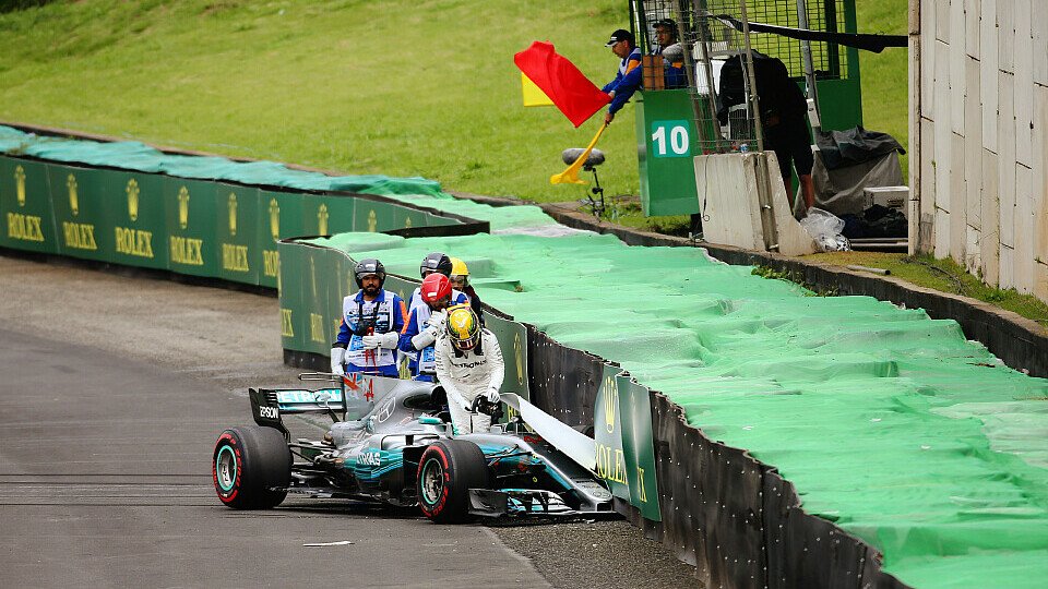 Lewis Hamilton startet beim Brasilien GP aus der Boxengasse, Foto: LAT Images