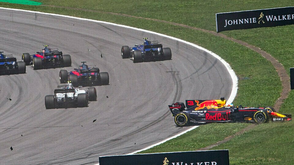 Daniel Ricciardo wurde am Start Opfer von Kevin Magnussen und Stoffel Vandoorne, Foto: Sutton
