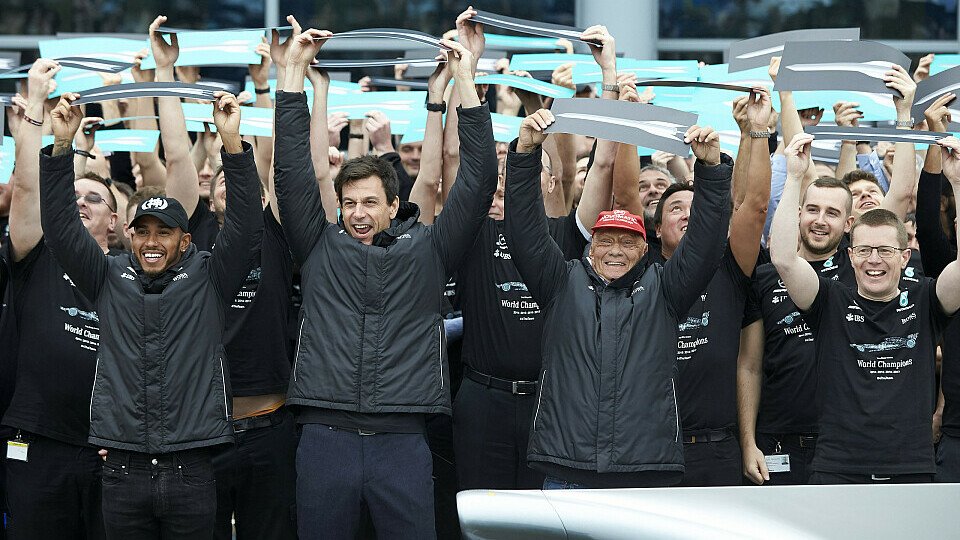Das Mercedes-Team hieß in Brackley und Brixworth Formel-1-Weltmeister Lewis Hamilton willkommen, Foto: Mercedes-Benz