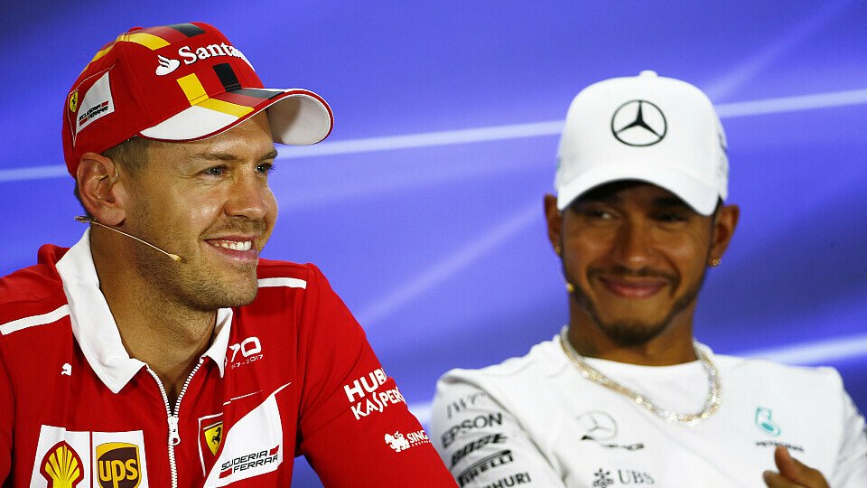 Lewis Hamilton und Sebastian Vettel gaben sich in der PK in Abu Dhabi Saures, aber immer mit Humor, Foto: LAT Images