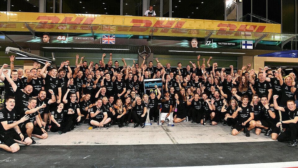 Endlich: Nach dem vierten F1-Titel in Serie räumt Mercedes endlich den Laureus-Award als Mannschaft des Jahres ab, Foto: Sutton