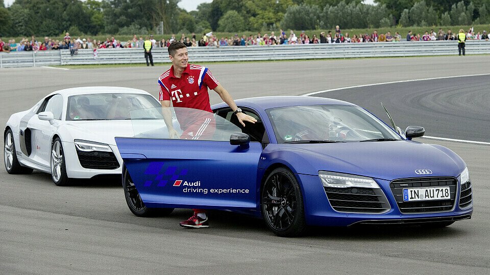 Robert Lewandowski könnte den Ball gegen einen Rennwagen tauschen, Foto: Audi Sport