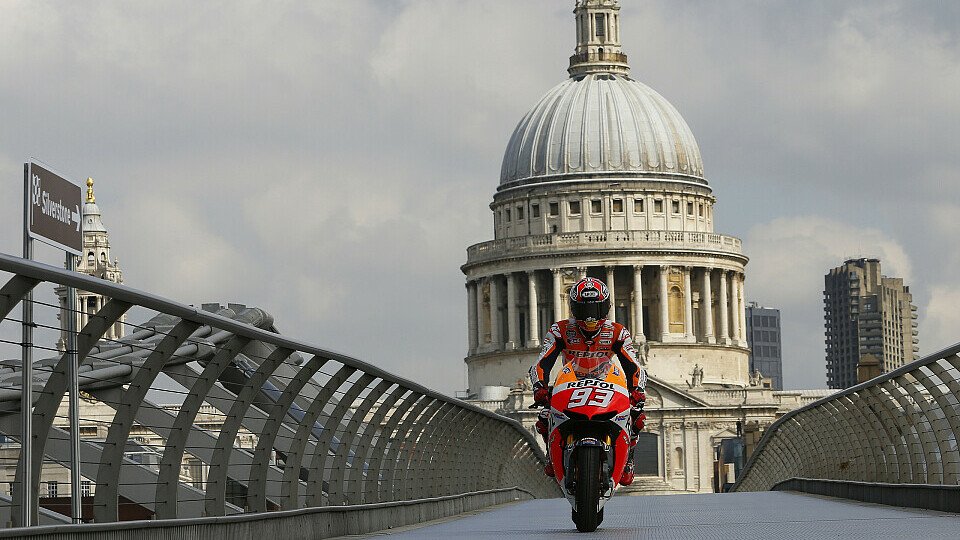 Marc Marquez 2014 bei einem Showrun in London - fährt die MotoGP bald Rennen in den Städten?, Foto: Repsol
