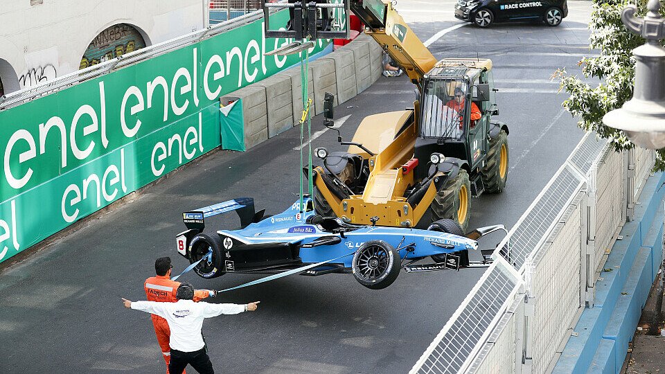 Nico Prost landet - nicht zum ersten Mal in der Formel E - in der Mauer, Foto: LAT Images