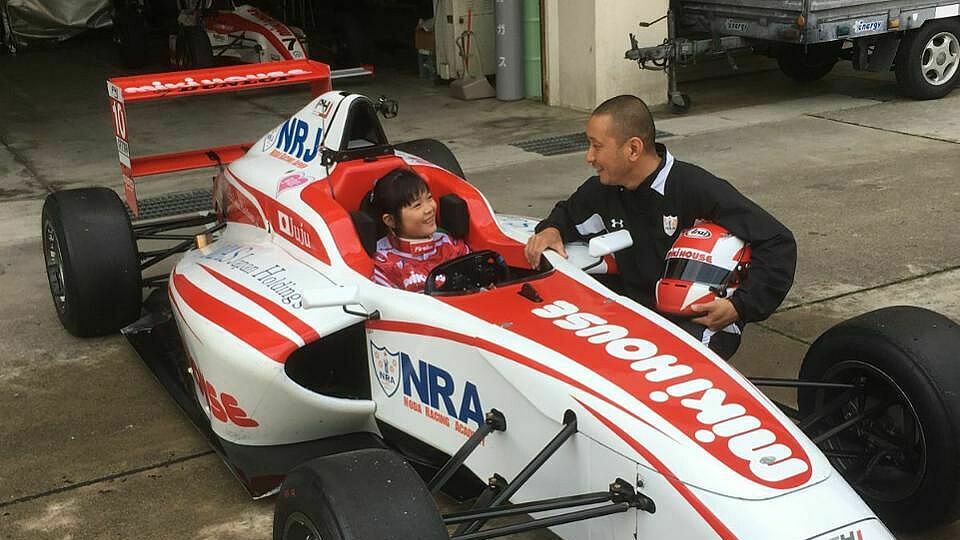 Einfach verrückt: Juju Noda testet als kleines Kind schon Formel-Rennautos, Foto: Noda Racing Academy