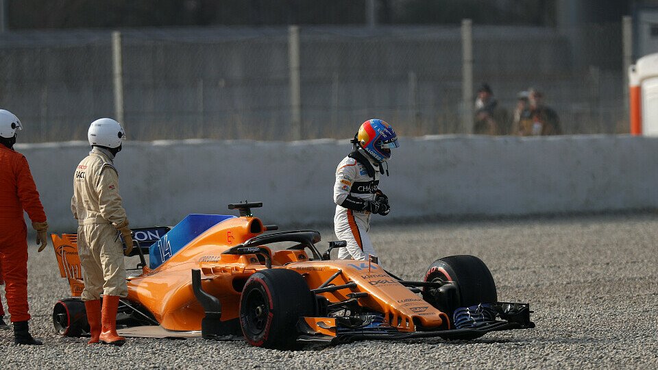 Fernando Alonso ist in Barcelona schon in der ersten Stunde der Testfahrten abgeflogen, Foto: Sutton