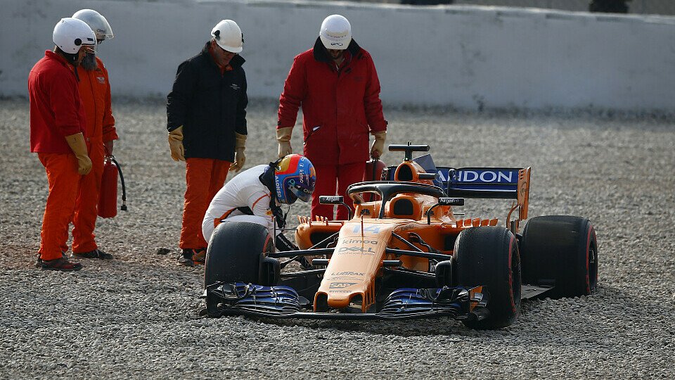 Auch an Tag 1 nach Honda musste Fernando Alonso am Montag seinen McLaren abstellen, Foto: Sutton
