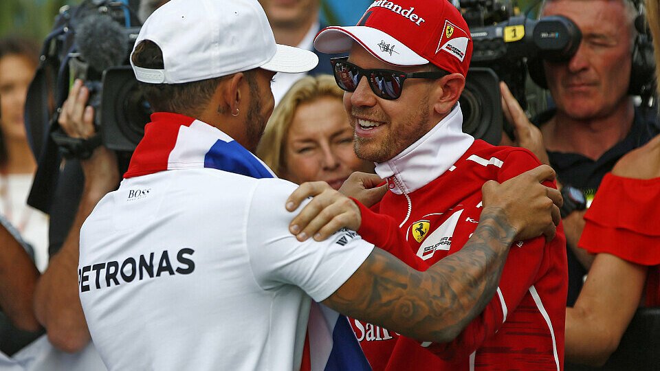 2017 musste Sebastian Vettel Lewis Hamilton zu seinem vierten Formel-1-Titel gratulieren, Foto: LAT Images