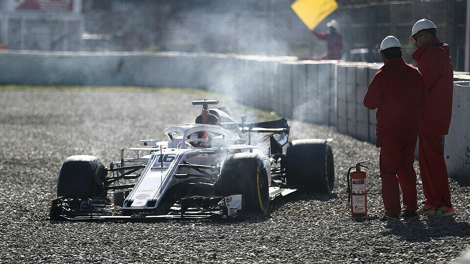 Charles Leclerc versenkte den Sauber beim Formel-1-Test in Spanien mehrfach im Kies, Foto: Sutton