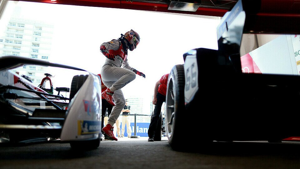 Daniel Abt muss das Rennen in Uruguay wegen einer Gurt-Panne wegwerfen, Foto: Audi Sport