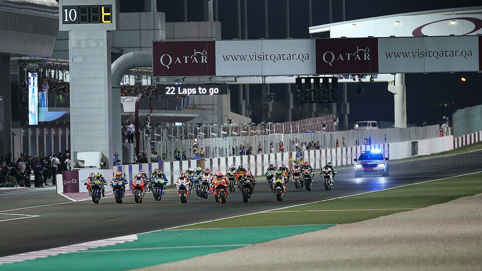 Das Nachtrennen in Katar bleibt der MotoGP noch lange erhalten, Foto: Repsol Media