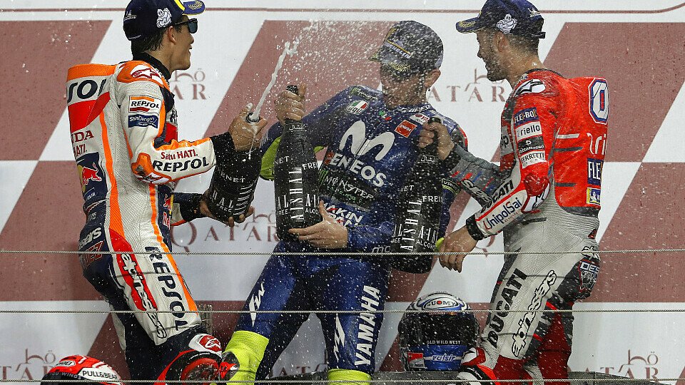 In Katar feierte Valentino Rossi gemeinsam mit Marc Marquez und Andrea Dovizioso, Foto: Repsol Media