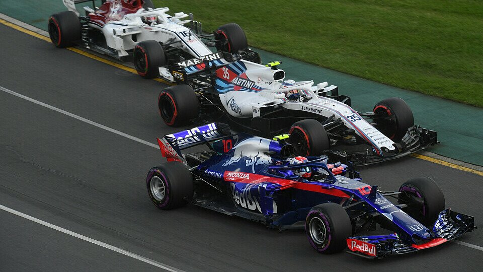 Toro Rosso Honda muss vor Bahrain als erstes Team in der Formel-1-Saison 2018 für beide Fahrer Neuteile an ihren Power Units einsetzen, Foto: Sutton