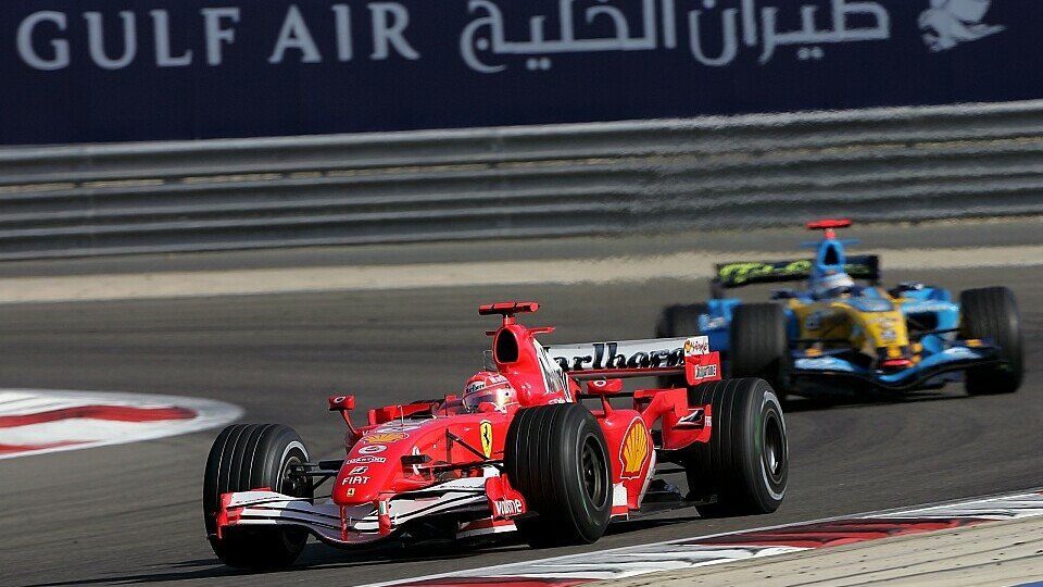 Michael Schumacher und Fernando Alonso lieferten sich 2006 in Bahrain ein packendes Strategie-Duell, Foto: Sutton