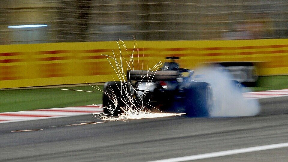 Lewis Hamilton wird beim Bahrain GP um fünf Startplätze nach hinten versetzt, Foto: Sutton