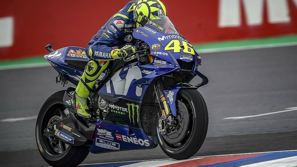Rossi ging nach der Kollision mit Marquez zu Boden, Foto: Yamaha