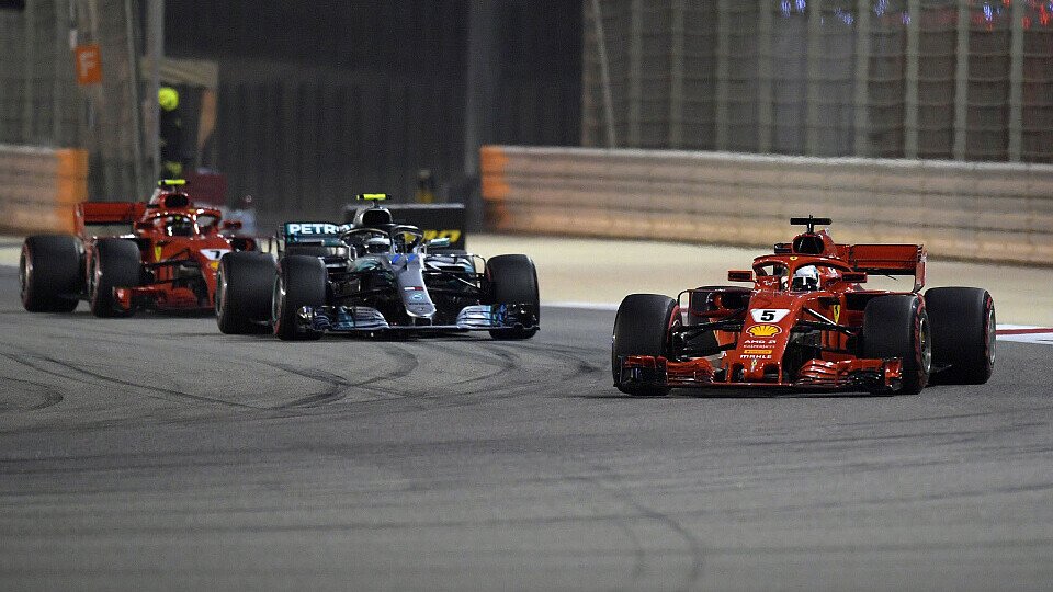 Sebastian Vettel und Ferrari gewannen den Bahrain GP 2018 nach einem Taktik-Knüller gegen Mercedes, Foto: Sutton