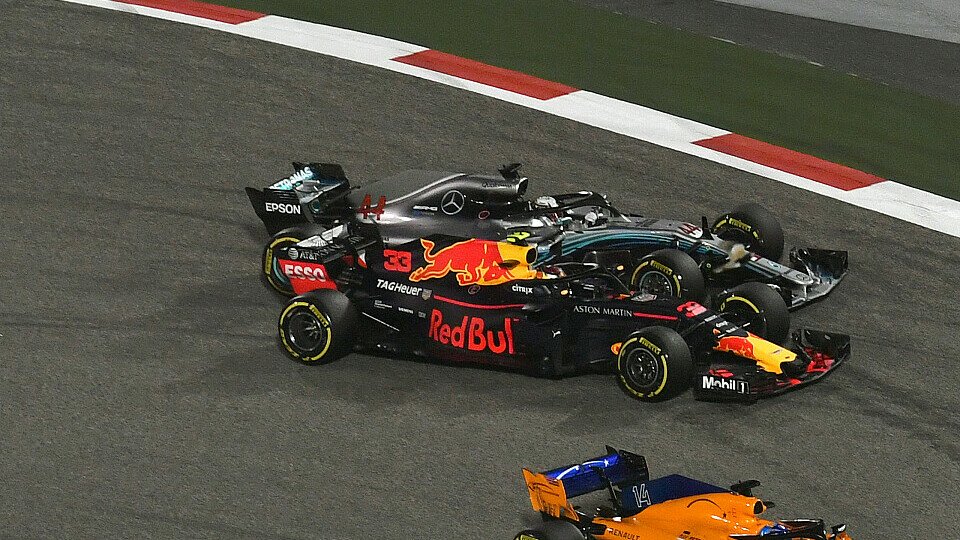 Lewis Hamilton und Max Verstappen gerieten beim zweiten Rennen der Formel-1-Saison 2018 in Bahrain aneinander, Foto: Sutton