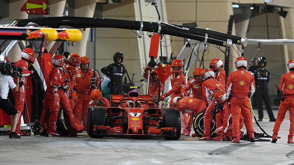 Bei Ferraris-Boxenunfall in Bahrain kam die Formel 1 mit einem blauen Auge davon, Foto: Sutton