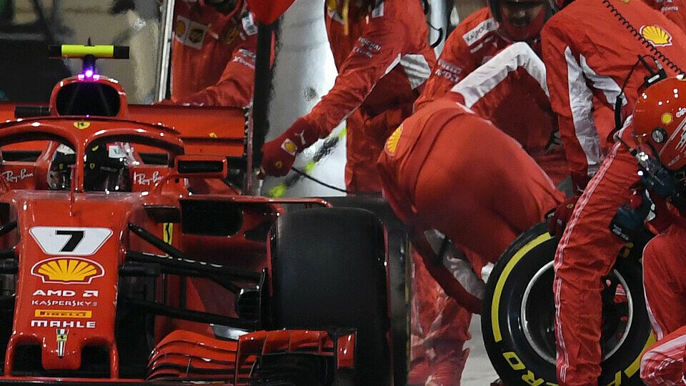 Kimi Räikkönen riss beim Bahrain GP beim Boxenstopp einen Mechaniker mit, Foto: Sutton