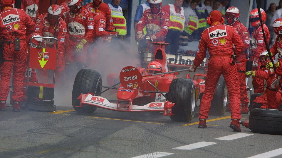 Durch Feuer an der Box verlor Michael Schumacher viel Zeit - und die Führung
