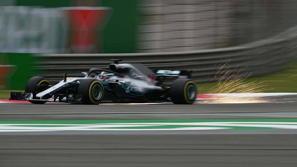 Lewis Hamilton holte in China auch im zweiten Training die Bestzeit für Mercedes, Foto: Sutton