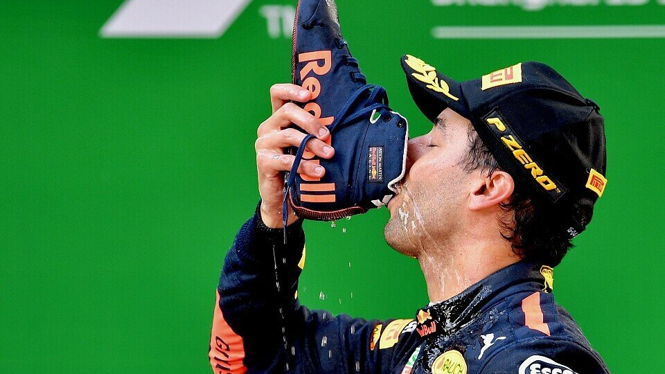 Daniel Ricciardo feiert mit einem Shoey, Foto: Sutton
