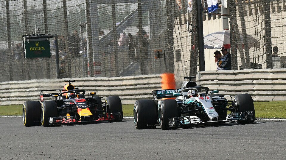 Lewis Hamilton konnte nach der Safety-Car-Phase das Red-Bull-Duo nicht aufhalten, Foto: Sutton