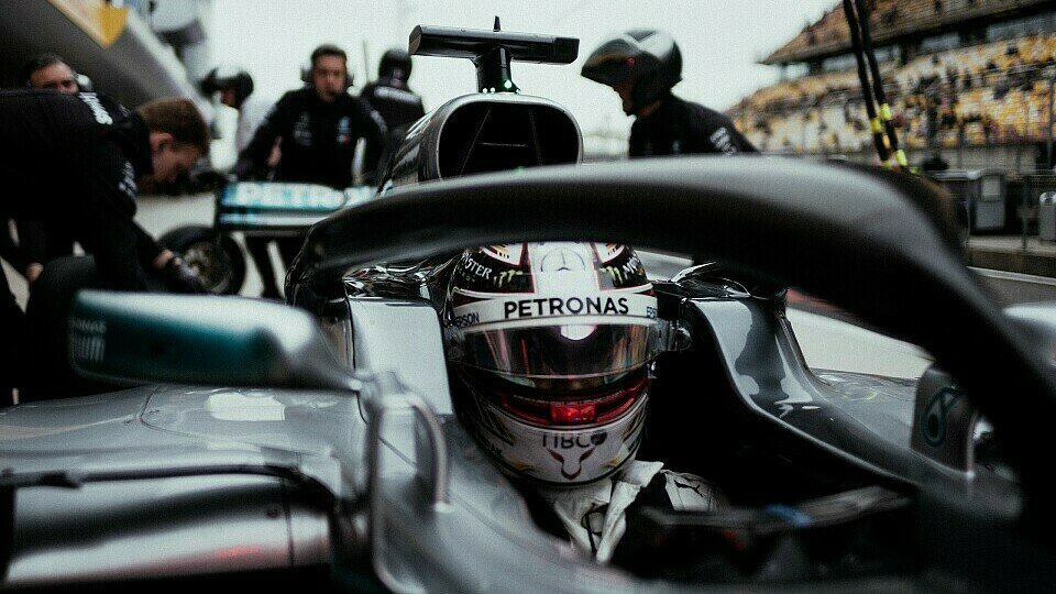 Lewis Hamilton erlebt aktuell eine seiner dunkleren Stunden in der Formel 1, Foto: Mercedes-Benz