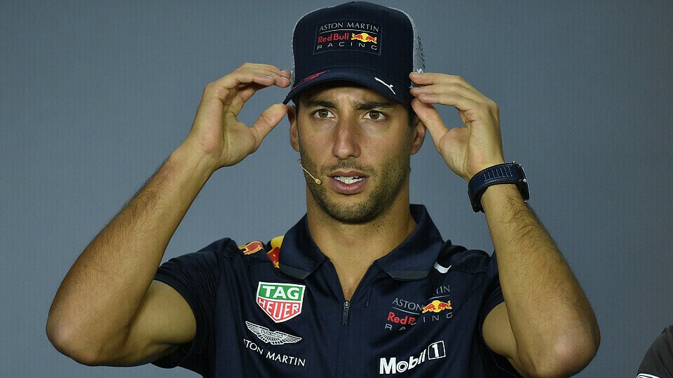Daniel Ricciardo streitet in Baku alle Gerüchte um einen Deal mit Ferrari für 2019 ab, Foto: Sutton