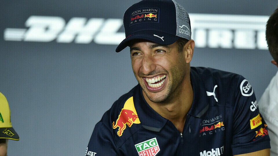 Daniel Ricciardo kann nach dem kleinen Eingriff schon wieder lachen, Foto: Sutton