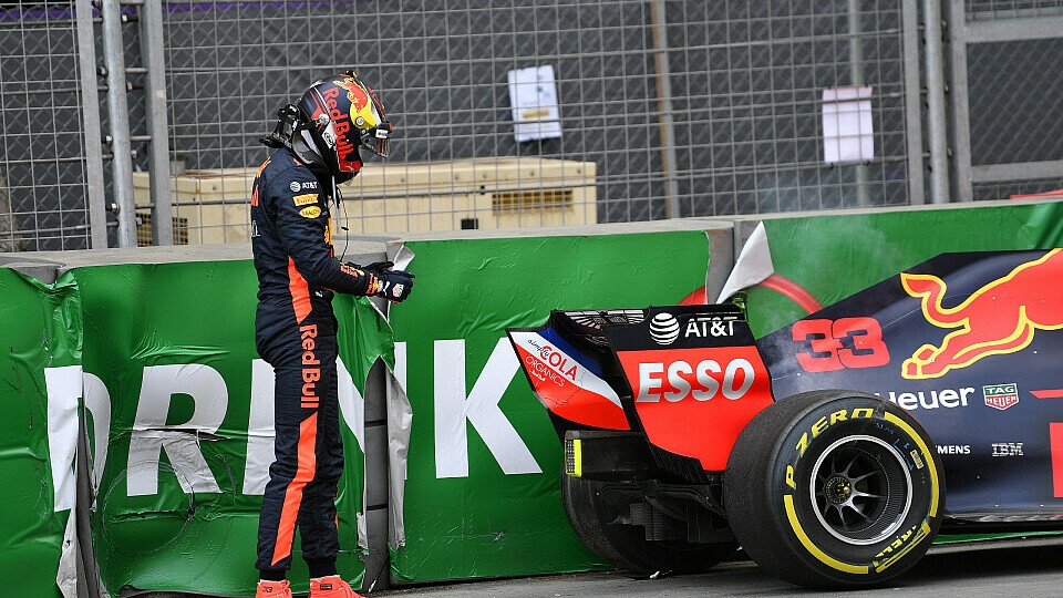 Max Verstappen setzte seinen Red Bull am Freitag in Baku in die Mauer, Foto: Sutton