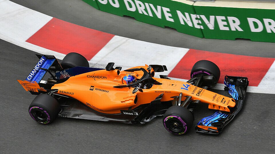 Fernando Alonso blieb in Baku trotz eines schwer beschädigten McLaren im Rennen, Foto: Sutton