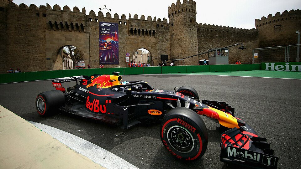Daniel Ricciardo kam den Mauern von Baku zu nahe, schlug Verstappen dennoch, Foto: Red Bull