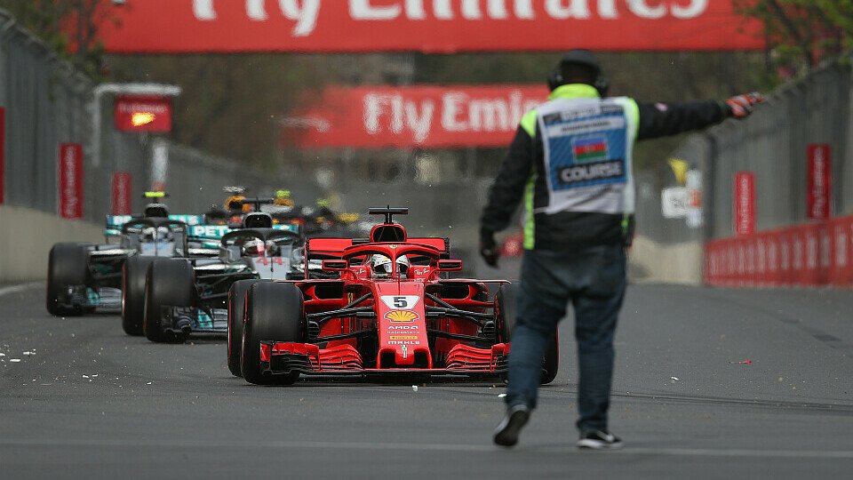 Tatort Aserbaidschan: Zwischen Lewis Hamilton und Sebastian Vettel geht es in den Safety-Car-Phasen hoch her, Foto: Sutton