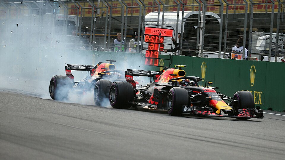 Die Szene des Rennens: Daniel Ricciardo kracht Max Verstappen ins Heck, Foto: Sutton